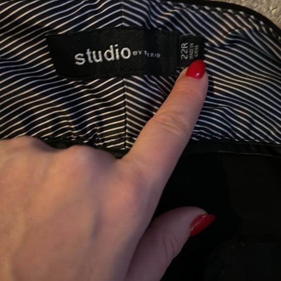 Woman’s black dress pants - Picture 2 of 3